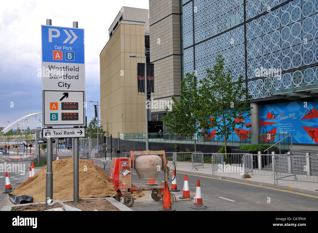 Stratford, Londra, Regno Unito. Il 23 giugno 2012. Il segno parcheggio mostra gli spazi vuoti e i costruttori di apparecchiature cucciolate la strada al centro commerciale Westfield accanto al Parco Olimpico a Stratford è chiusa prima dell'apertura del London 2012 Giochi Olimpici. Foto Stock