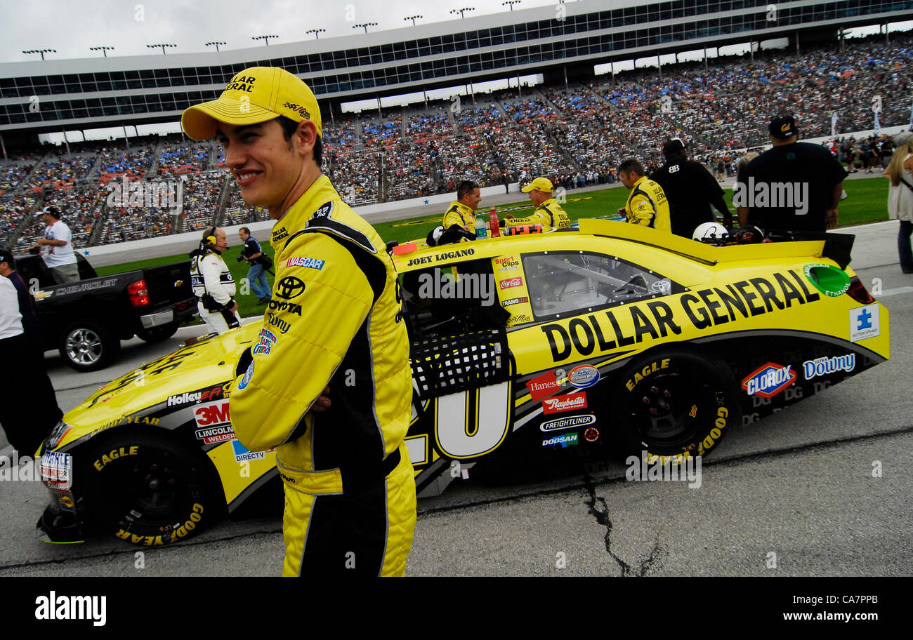 Aprile 14, 2012 - Fort Worth, TX, Stati Uniti d'America - 14 Aprile 2012 Ft. Vale la pena, Tx. Stati Uniti d'America. Joey Logano prima della NASCAR Sprint Cup Samsung 500 gara al Texas Motor Speedway in Ft. Vale la pena, Tx. (Credito Immagine: © Ralph Lauer/ZUMAPRESS.com) Foto Stock