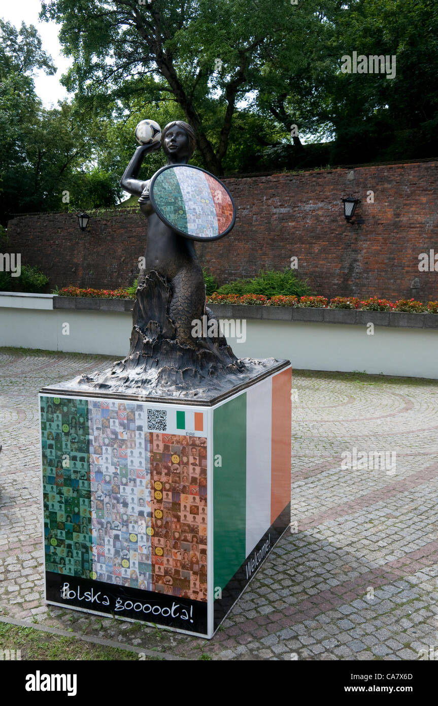 Mermaid (simbolo di Varsavia) statua con bandiera irlandese in piedi a Varsavia in Polonia durante EURO 2012 Campionato. 16 monumenti simbolo della città sono state poste a Varsavia per accogliere gli appassionati di calcio di tutta Europa. 23 Giugno 2012 Foto Stock