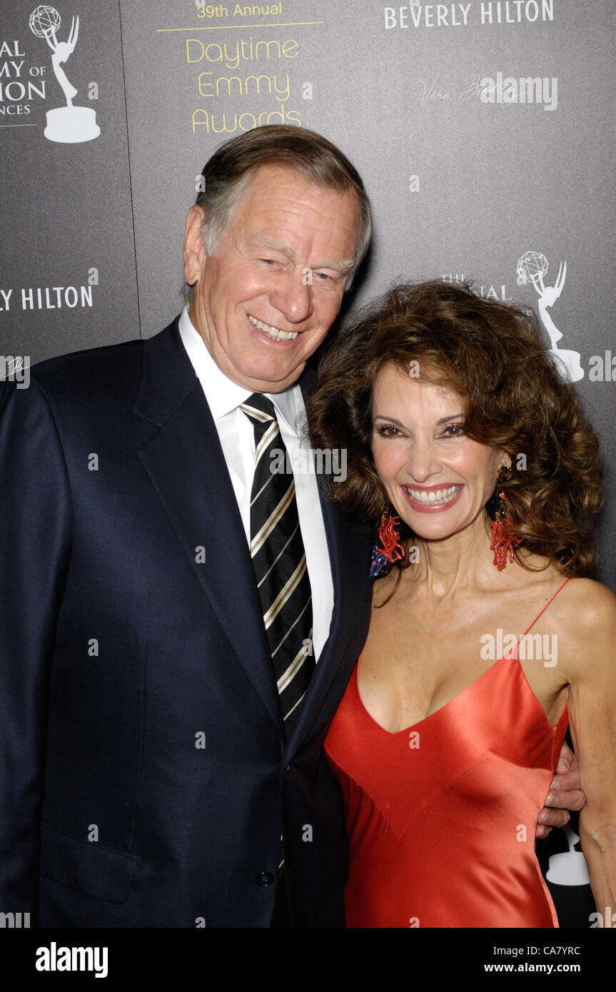 Giugno 24, 2012 - Hollywood, California, Stati Uniti - Helmut Huber e Susan Lucci durante il trentanovesimo Giorno annuale Emmy Awards tenutosi presso il Beverly Hilton Hotel, il 23 giugno 2012, a Beverly Hills, la California.(Immagine di credito: Â© Michael Germana Globo/foto/ZUMAPRESS.com) Foto Stock