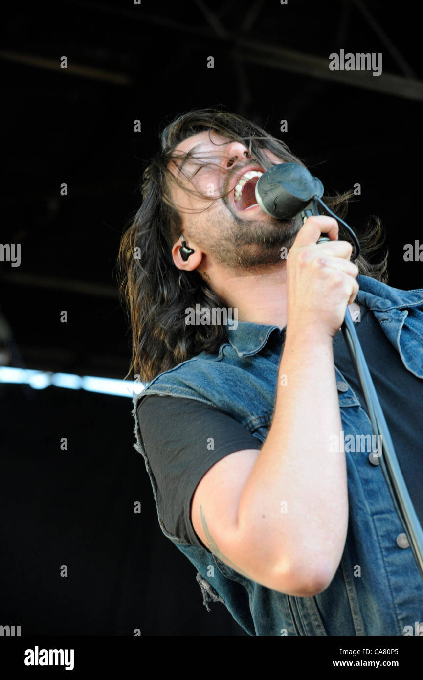 Giugno 23, 2012 - Pomona, California, Stati Uniti d'America - musicista-ADAM LAZZARA, lead vocals per alternative rock band, tenendo dietro Domenica, peforming live presso il Van's Warped Tour 2012, Pomona Fairgrounds, Pomona, California, USA, Giugno 22, 2012...immagine credito cr Scott Mitchell/ZUMA premere (credito Immagine: © Scott Mitchell/ZUMAPRESS.com) Foto Stock