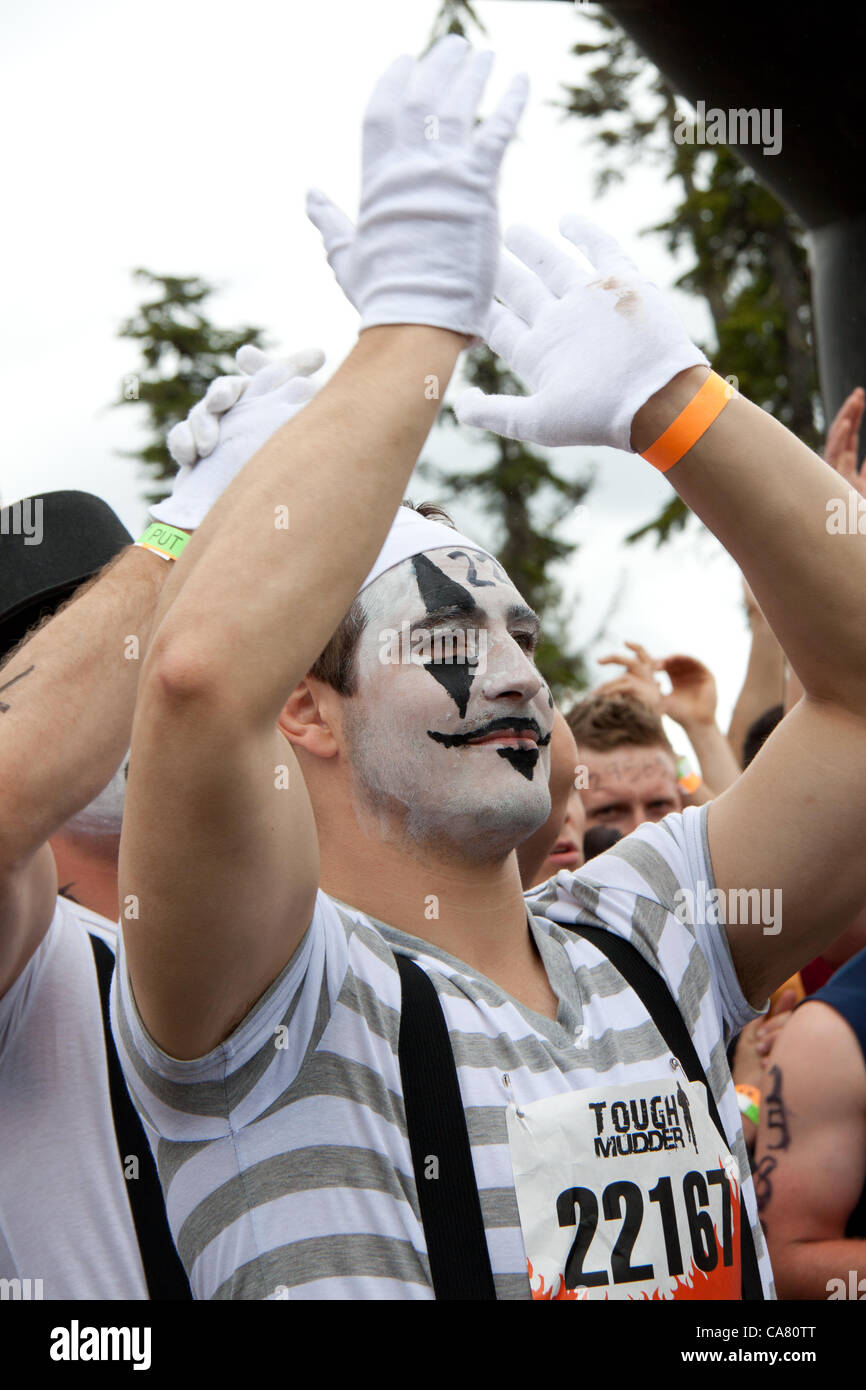Giugno 23, 2012. I partecipanti competono nella dura Mudder evento, noto come il premier ostacolo corso serie nel mondo, al Whistler Olympic Park, Whistler, Canada Foto Stock