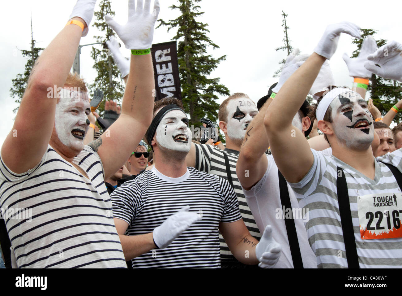 Giugno 23, 2012. I partecipanti competono nella dura Mudder evento, noto come il premier ostacolo corso serie nel mondo, al Whistler Olympic Park, Whistler, Canada Foto Stock