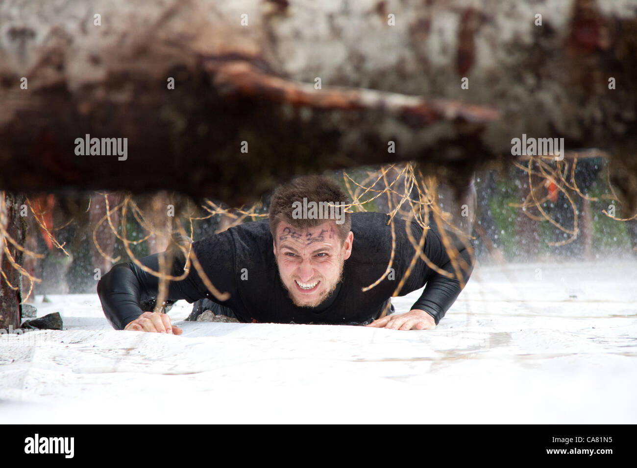 Giugno 23, 2012. I partecipanti competono nella dura Mudder evento, noto come il premier ostacolo corso serie nel mondo, al Whistler Olympic Park, Whistler, Canada Foto Stock