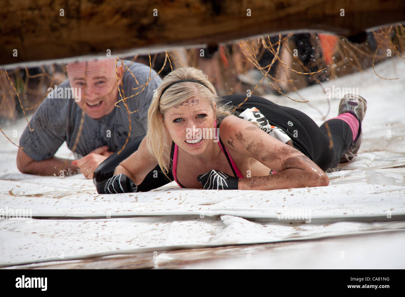 Giugno 23, 2012. I partecipanti competono nella dura Mudder evento, noto come il premier ostacolo corso serie nel mondo, al Whistler Olympic Park, Whistler, Canada Foto Stock