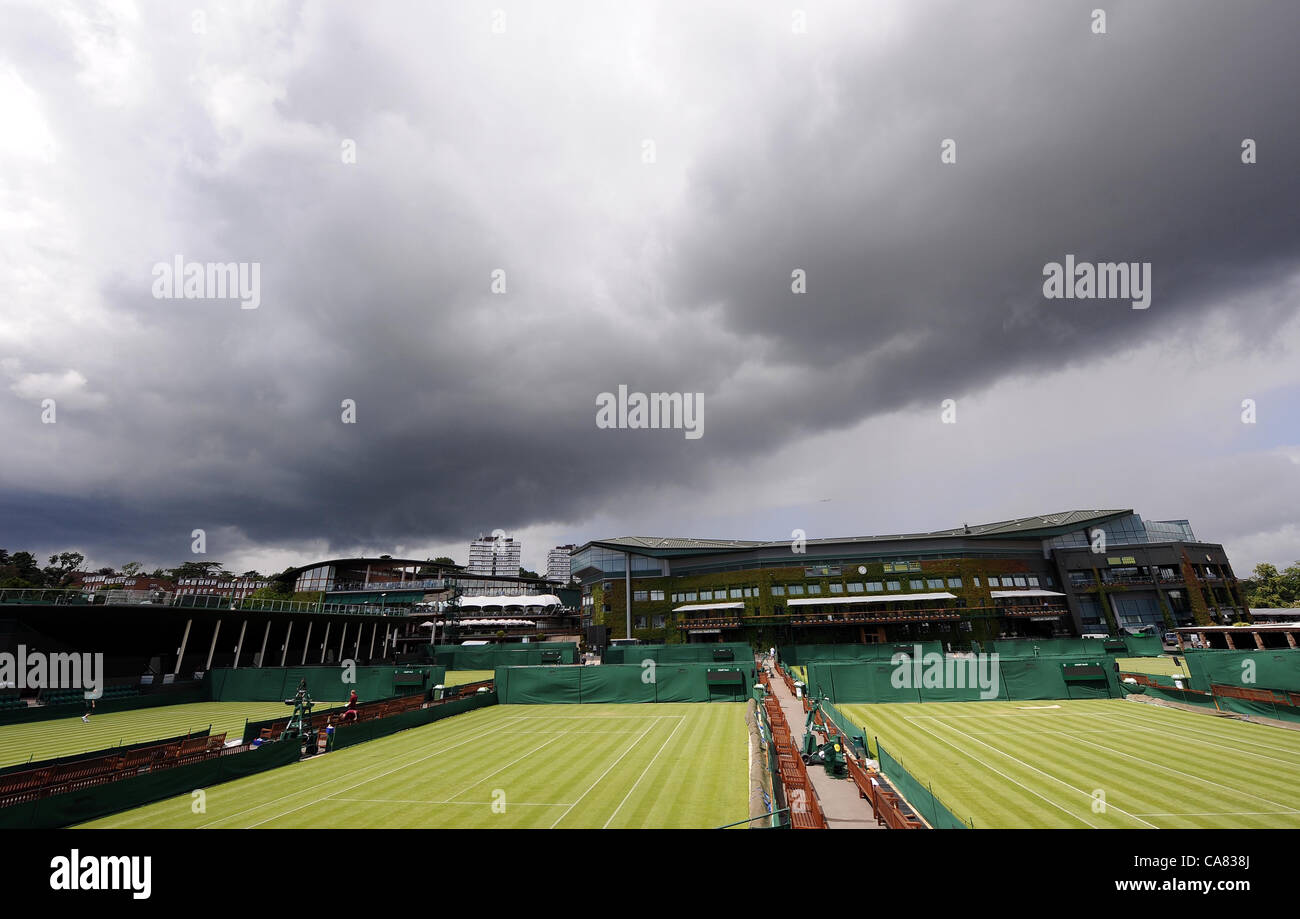 Nuvole temporalesche oltre il centro corte i campionati di Wimbledon 20 All England Tennis Club Wimbledon Londra Inghilterra 25 Giugno 20 Foto Stock