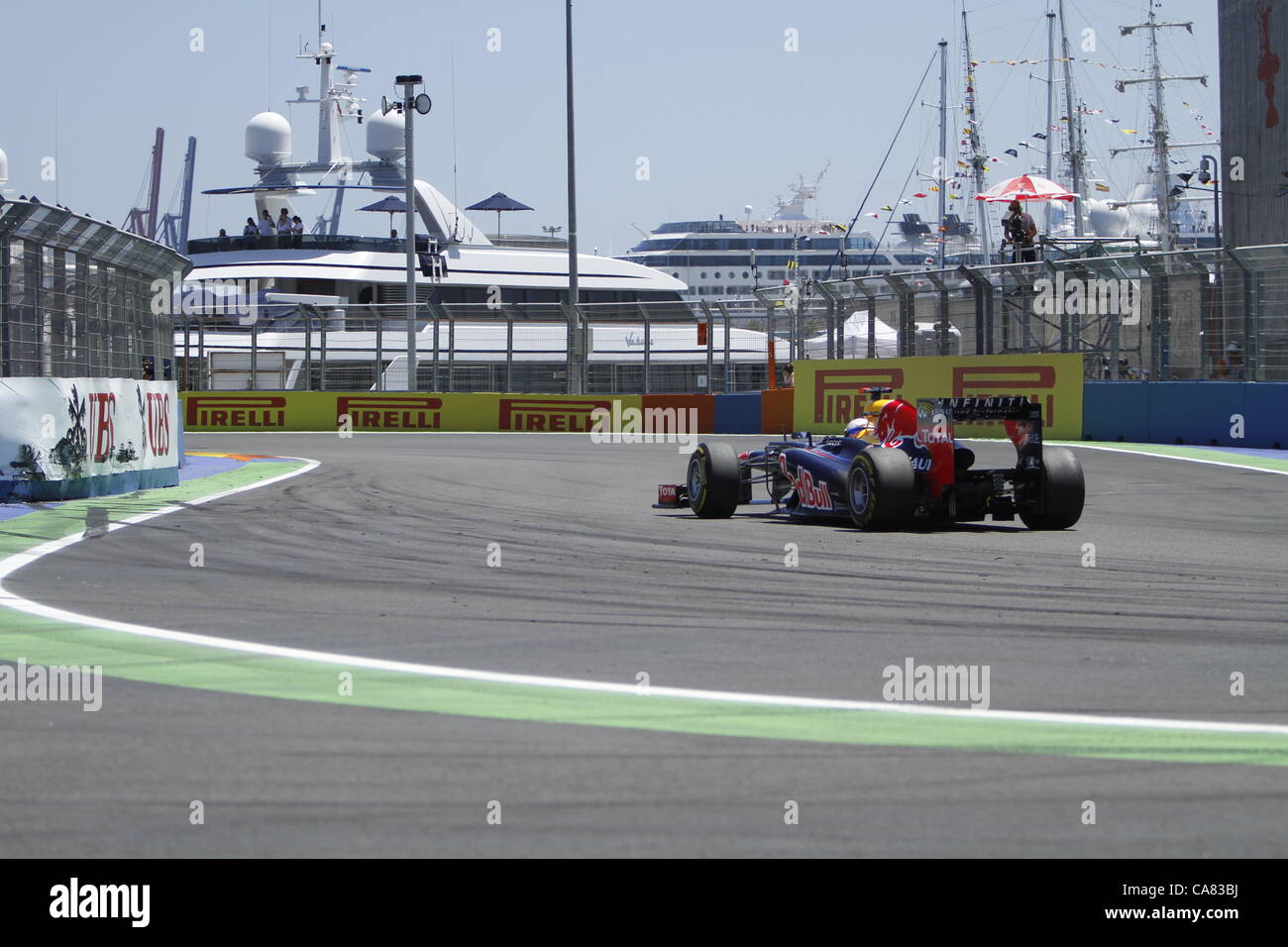 European Grand Prix - Formula Uno - F1 - Valencia, Spagna - 24/06/2012 - domenica Gara - Sebastian Vettel dalla Red Bull, contro la yatches parcheggiato nella marina Foto Stock