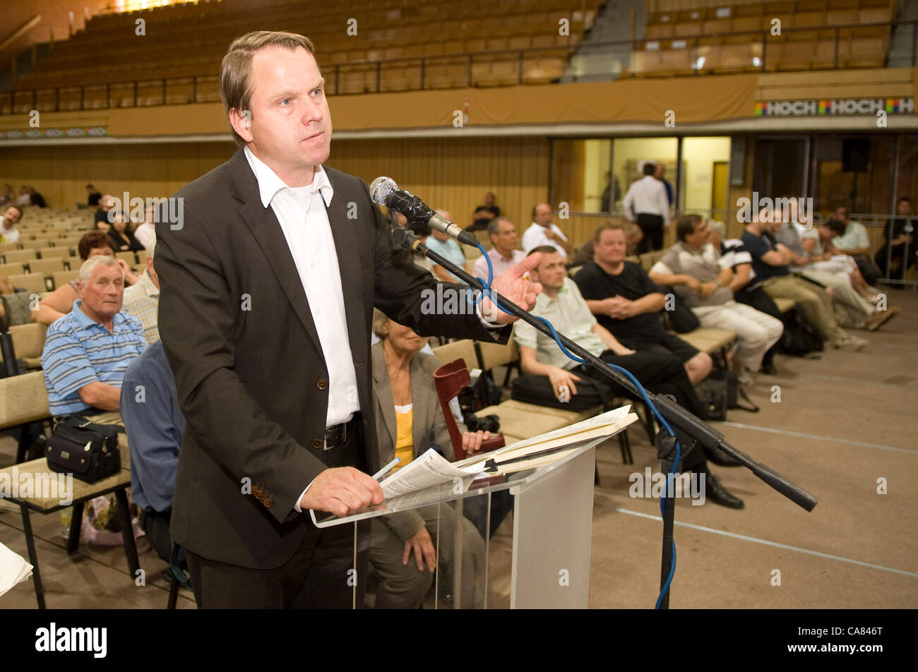 Audizione pubblica sulla valutazione di impatto ambientale (VIA) del progetto di costruzione della centrale nucleare di Temelin ha avuto luogo in Ceske Budejovice, Repubblica Ceca il 22 giugno 2012. Foto di ex ministro dell'Ambiente e presidente della Ceca Partito Verde Martin Bursik. (CTK foto/David Veis) Foto Stock