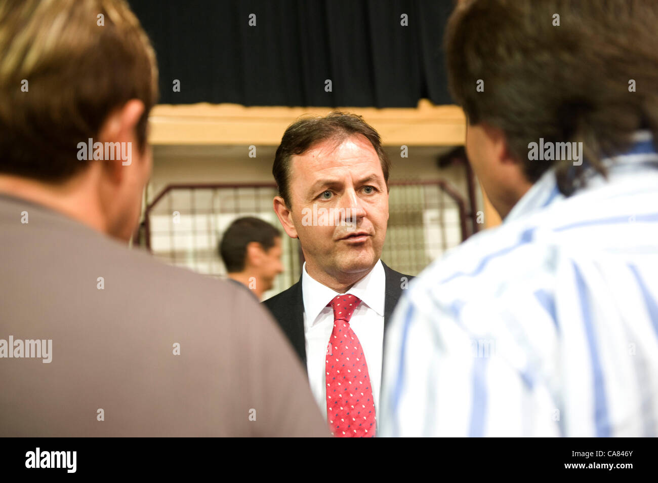 Audizione pubblica sulla valutazione di impatto ambientale (VIA) del progetto di costruzione della centrale nucleare di Temelin ha avuto luogo in Ceske Budejovice, Repubblica Ceca il 22 giugno 2012. Foto di ambiente austriaco Ministro Nikolaus Berlakovich. (CTK foto/David Veis) Foto Stock