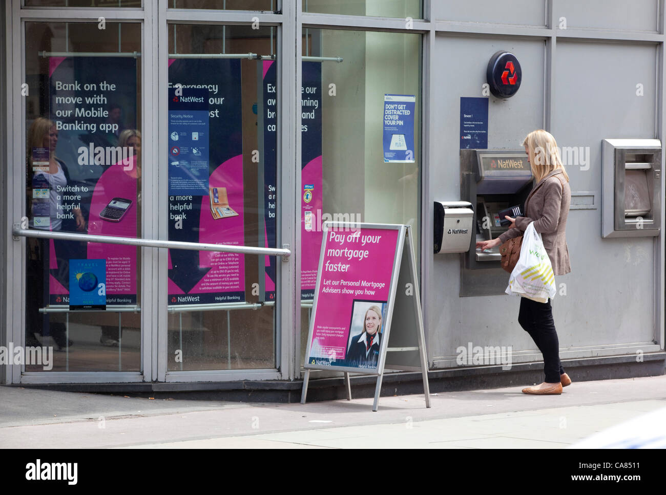 NatWest Bank, Marylebone High Street, London, Regno Unito 25.06.2012 Natwest e della Royal Bank of Scotland stavano lottando per cancellare un grande accumulo di conto bancario i pagamenti dopo il fissaggio di un guasto del calcolatore che ha lasciato i clienti in grado di pagare le bollette o spostare denaro. Foto Stock