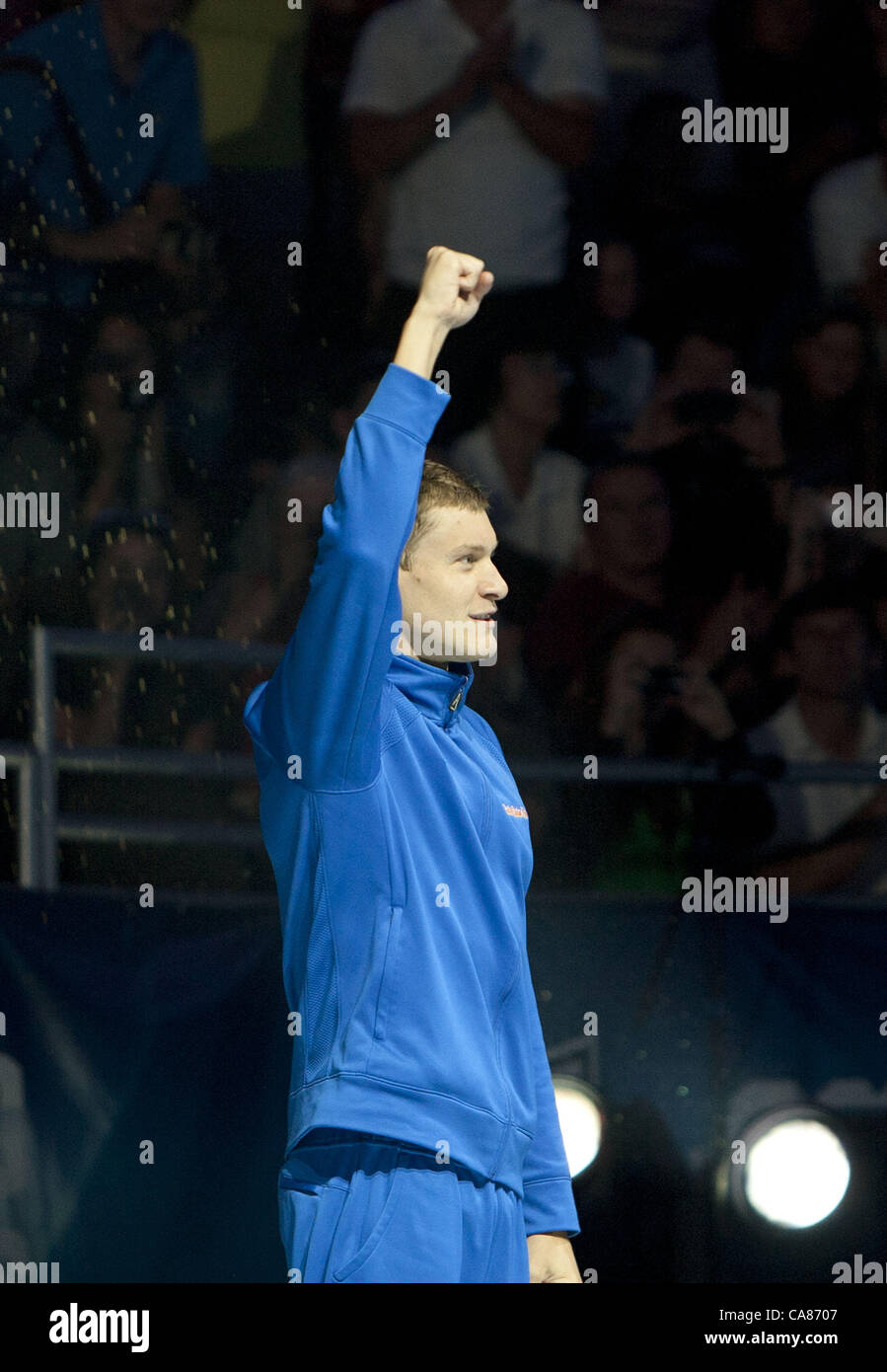 Giugno 25, 2012 - Omaha, Nebraska, Stati Uniti d'America - Peter Vanderkaay riconosce la folla dopo aver ricevuto la sua medaglia d'oro della vincita gli uomini 400m Metro Freestyle finale durante il 2012 noi del team olimpico prove su Giugno 25, 2012 in Omaha, Nebraska..ARMANDO ARORIZOI/PI (credito Immagine: © Armando Arorizo/Pi/Prensa Internacional/ZUMAPRESS.com) Foto Stock