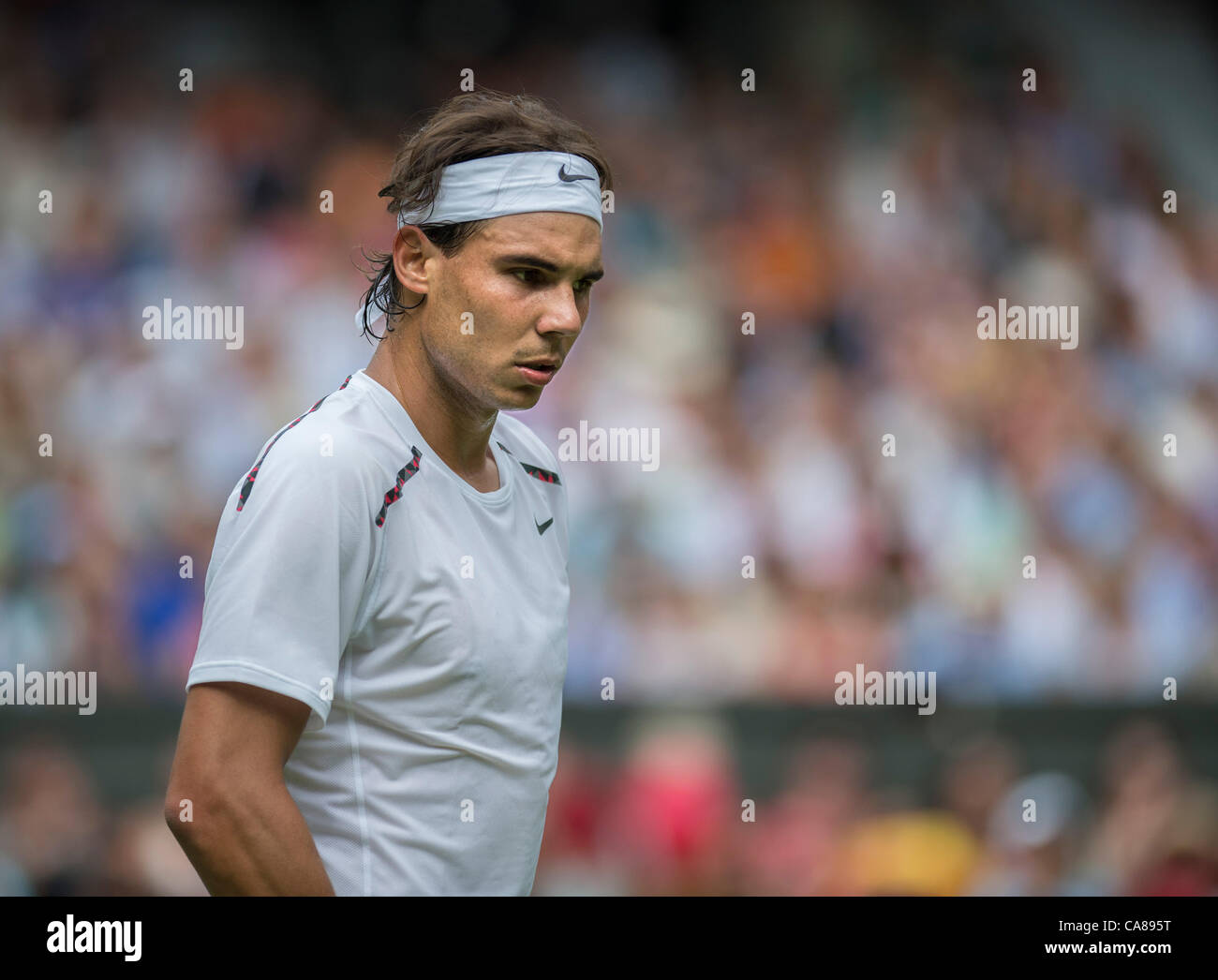 26.06.2012. Il torneo di Wimbledon Tennis Championships 2012 tenutosi presso il All England Lawn Tennis e Croquet Club di Londra, Inghilterra, Regno Unito. Rafael NADAL (ESP) [2] v Thomaz Bellucci (BRA). Rafa in azione Foto Stock