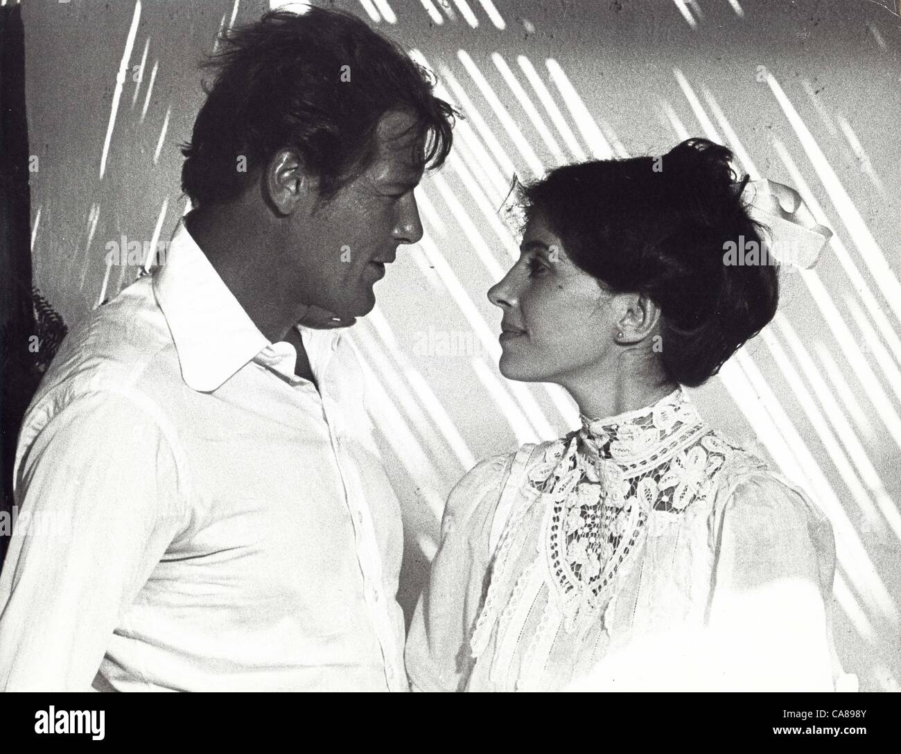 BARBARA PARKINS con Rogers Moore.gridano al diavolo.ancora.(Immagine di credito: Â© Smp/Globe foto/ZUMAPRESS.com) Foto Stock