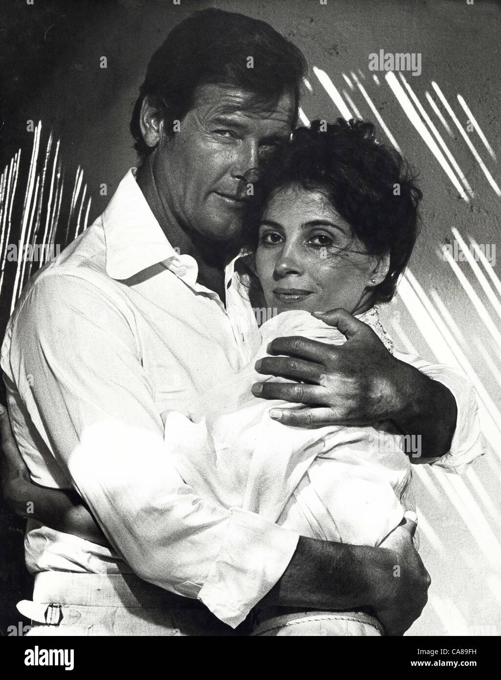 BARBARA PARKINS con Rogers Moore.gridano al diavolo.ancora.(Immagine di credito: Â© Pt/Globe foto/ZUMAPRESS.com) Foto Stock