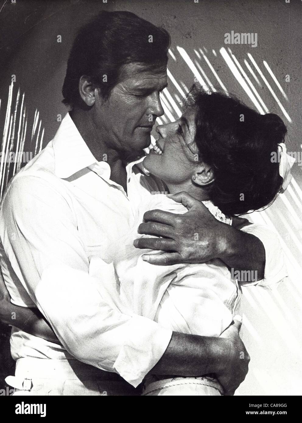 BARBARA PARKINS con Rogers Moore.gridano al diavolo.ancora.(Immagine di credito: Â© Pt/Globe foto/ZUMAPRESS.com) Foto Stock