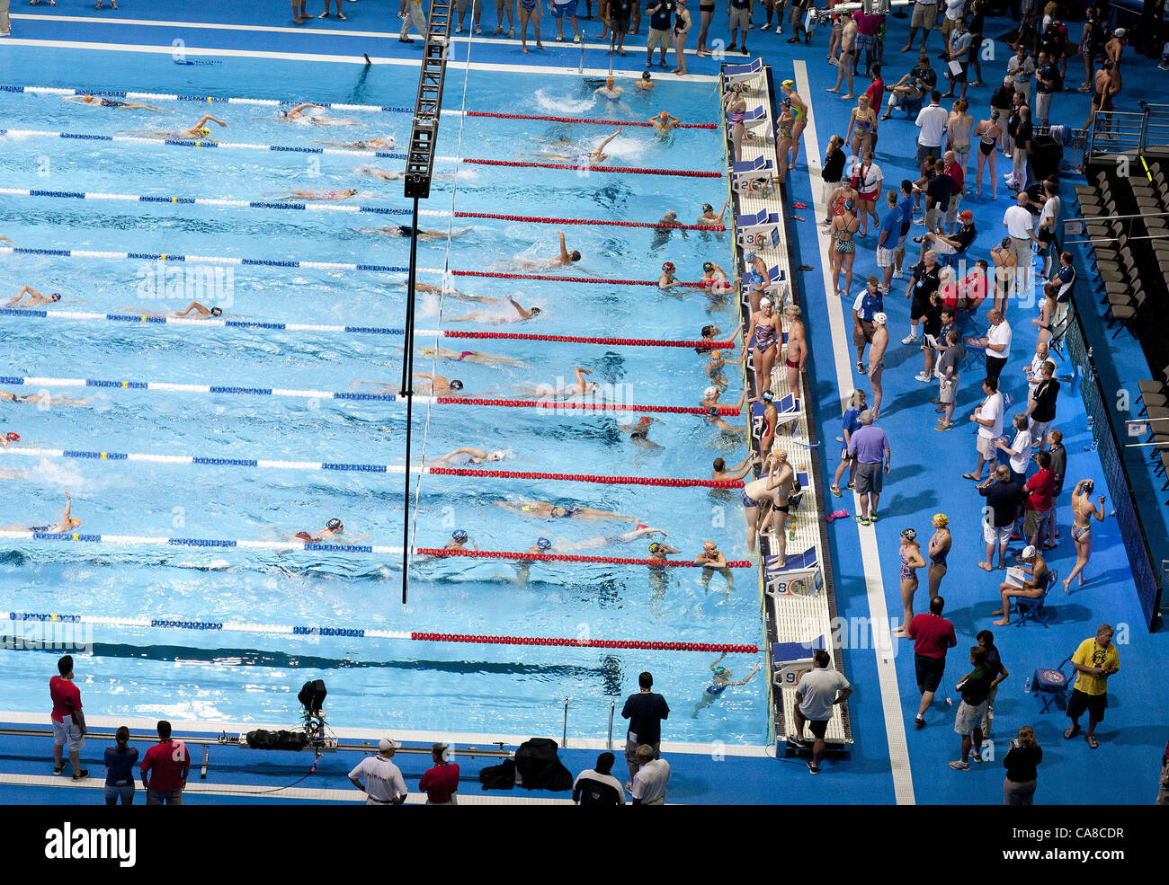 Giugno 25, 2012 - Omaha, Nebraska, Stati Uniti d'America - Nuotatori warm up in piscina prima dell'avvio della concorrenza sul giorno due del 2012 noi del team olimpico prove su Giugno 26, 2012 in Omaha, Nebraska. (Credito Immagine: © Armando Arorizo/Prensa Internacional/ZUMAPRESS.com) Foto Stock