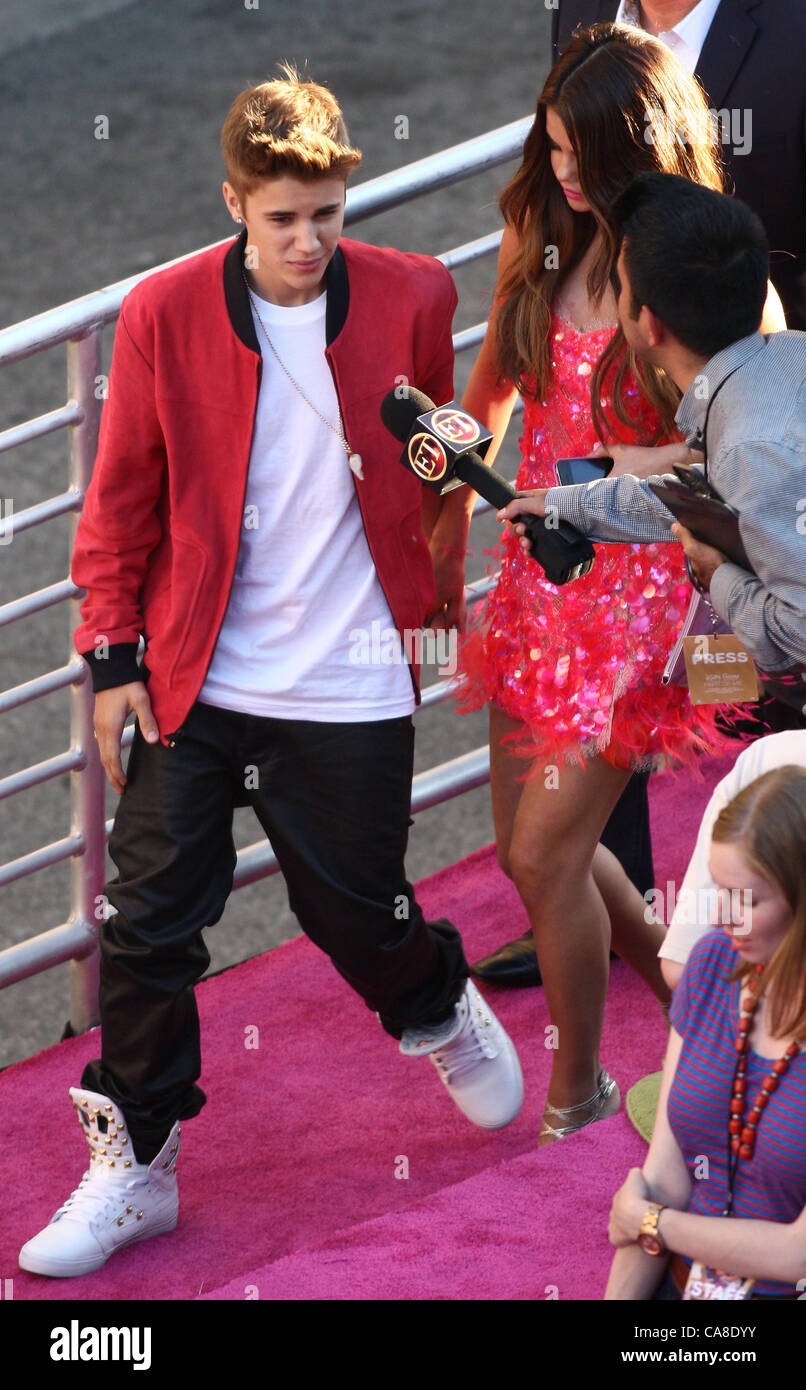 JUSTIN BIEBER & Selena Gomez Katy Perry: PARTE DI ME. LOS ANGELES PREMIERE HOLLYWOOD Los Angeles California USA 26 Giugno 2012 Foto Stock