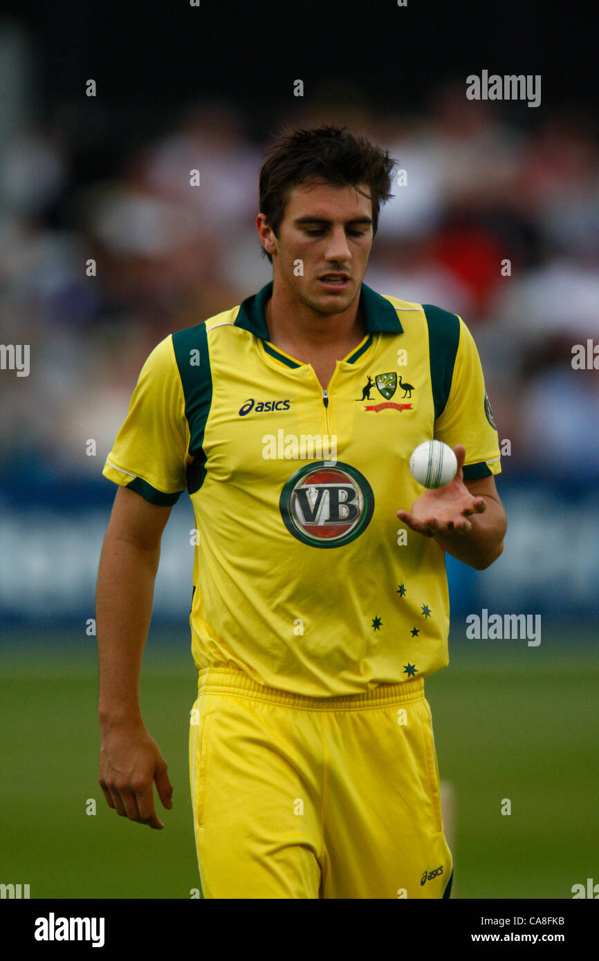 26.06.12 Chelmsford, Inghilterra: Patrick Cummins di Australia durante il Tour Match tra Essex e Australia ha suonato presso la Ford County Ground su Giugno 26, 2012 a Chelmsford, Regno Unito Foto Stock