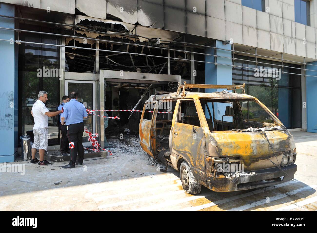 Il 27 giugno 2012. Atene, Grecia. 03:45 am, il quartier generale di Microsoft nel Marousi quartiere di Atene è stata danneggiata da un dispositivo incendiario portati in un furgone. Gli aggressori speronato la porta principale dell'edificio dopo aver minacciato le guardie di sicurezza con le pistole. Foto Stock