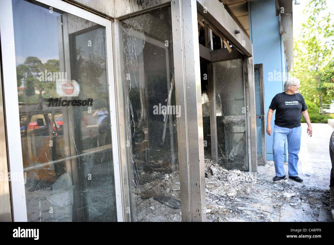 Il 27 giugno 2012. Atene, Grecia. 03:45 am, il quartier generale di Microsoft nel Marousi quartiere di Atene è stata danneggiata da un dispositivo incendiario portati in un furgone. Gli aggressori speronato la porta principale dell'edificio dopo aver minacciato le guardie di sicurezza con le pistole. Foto Stock