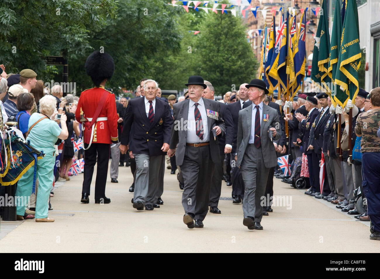 Worcester, Inghilterra, Regno Unito. Mercoledì 27 Giugno 2012. I membri della Royal British Legion marzo a Worcester, Inghilterra, come parte di un homecoming parade di soldati nella città. Membri della legione britannica sono stati uniti dai soldati del secondo battaglione del reggimento Mercian, granatiere le protezioni e la Queen's Royal ussari, in parata in giro per le strade di Worcester. Foto Stock