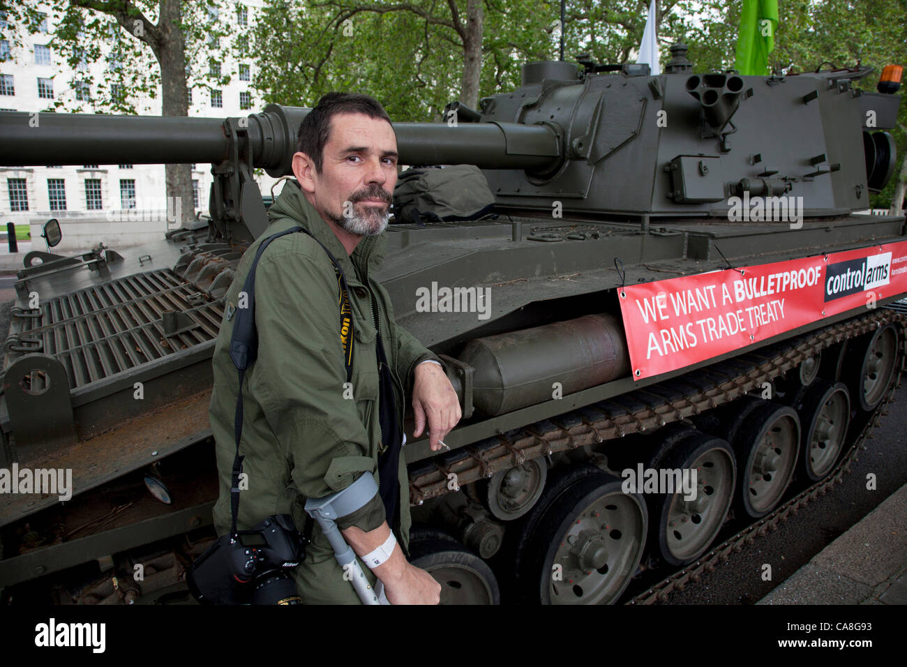 Londra, Regno Unito. Mercoledì 27 Giugno 2012. Feriti fotografo di guerra Paolo Conway presta il suo appoggio alla campagna.Gli attivisti e sostenitori di Oxfam e Amnesty International, come parte dei bracci di controllo di coalizione, guidare un Abate Serbatoio di pistola intorno al centro di Londra per evidenziare la necessità di una global bracci T Foto Stock