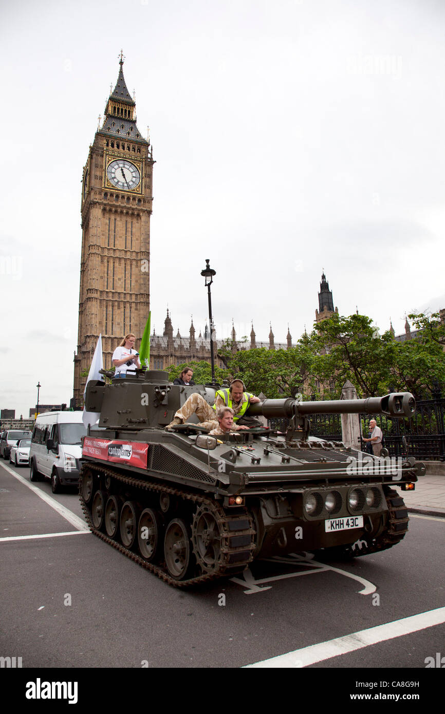 Londra, Regno Unito. Mercoledì 27 Giugno 2012. Il serbatoio è passata attraverso la piazza del Parlamento passato il Big Ben e il Parlamento. Gli attivisti e sostenitori di Oxfam e Amnesty International, come parte dei bracci di controllo di coalizione, guidare un Abate Serbatoio di pistola intorno al centro di Londra per evidenziare la necessità di un glo Foto Stock