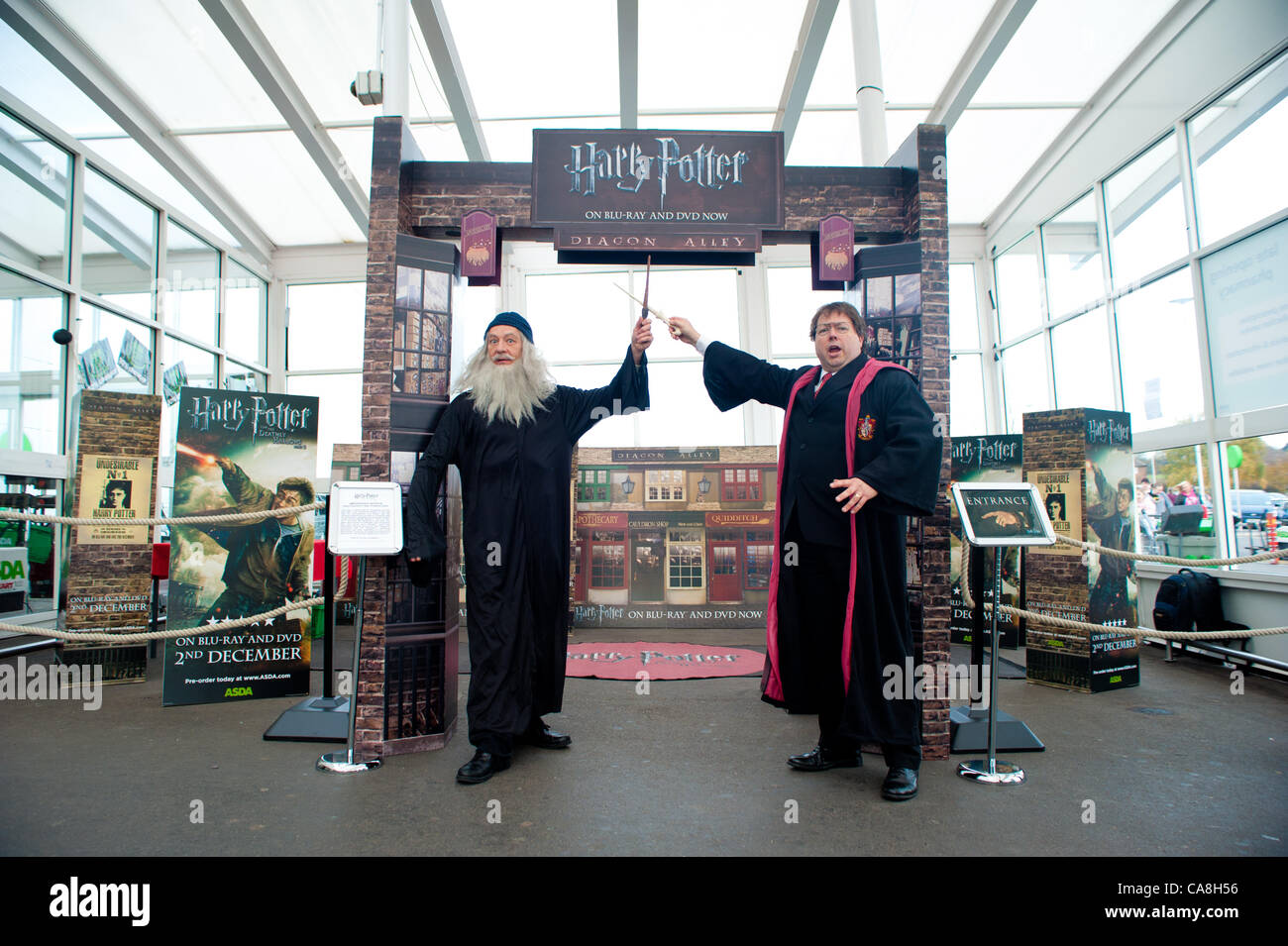 Come parte del Harry Potter ed il Deathly Hallows Parte 2 release, Warner Bros ha organizzato un evento ad ASDA di Derby, Regno Unito il 2 dicembre 2011 per i clienti di prendere parte a bacchetta duelli e vincere vari premi. Foto Stock