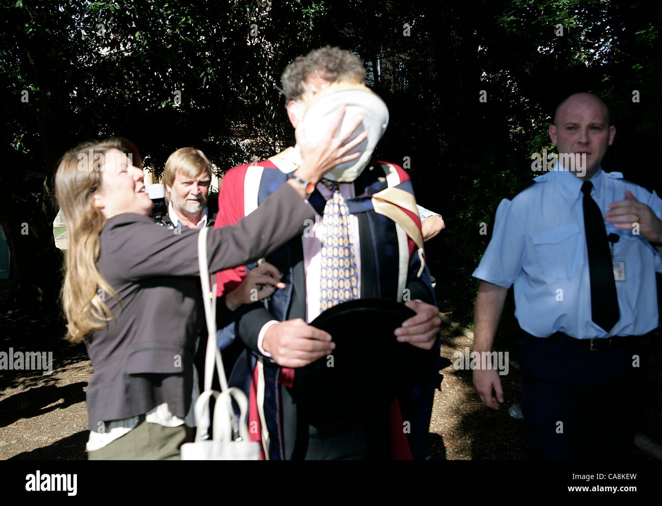 Il presentatore TV Jeremy Clarskon è pied dai manifestanti contro la sua laurea honoris causa a Brookes,Oxford. Il giorno della cerimonia di consegna dei diplomi. Foto Stock