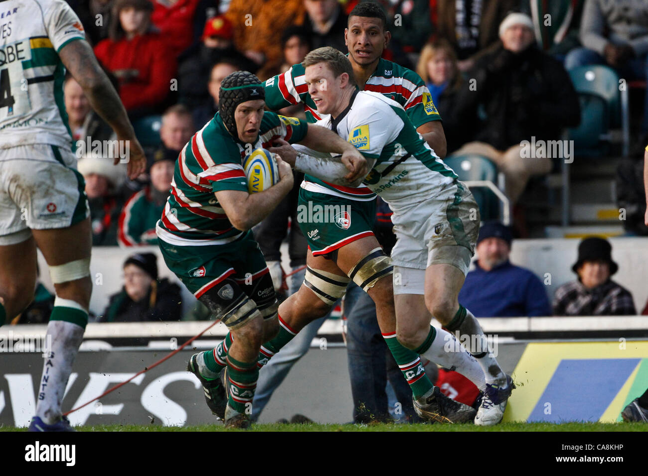 03.12.2011. Leicester, Inghilterra. Aviva Premiership Leicester Tigers v Northampton Santi Giuliano Salvi di Leicester Tigers è affrontato da Chris Ashton di Northampton santi. Foto Stock