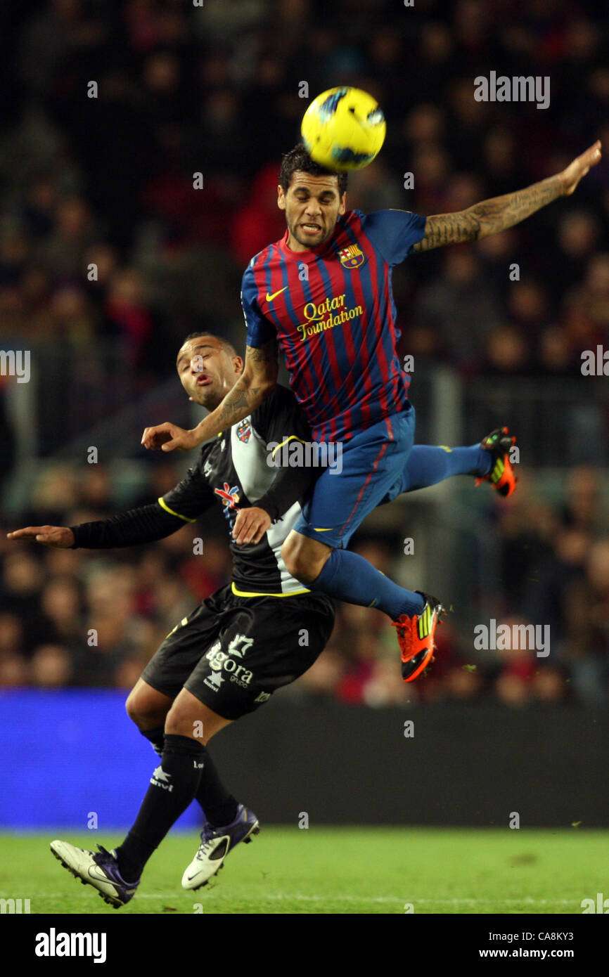 02.12.2011. Barcellona Dani Alves combatte per la sfera contro Levante player El Zhar durante la prima divisione della Liga Spagnola partita di calcio FC Barcellona v Levante a stadio Camp Nou, Barcellona, Spagna Foto Stock