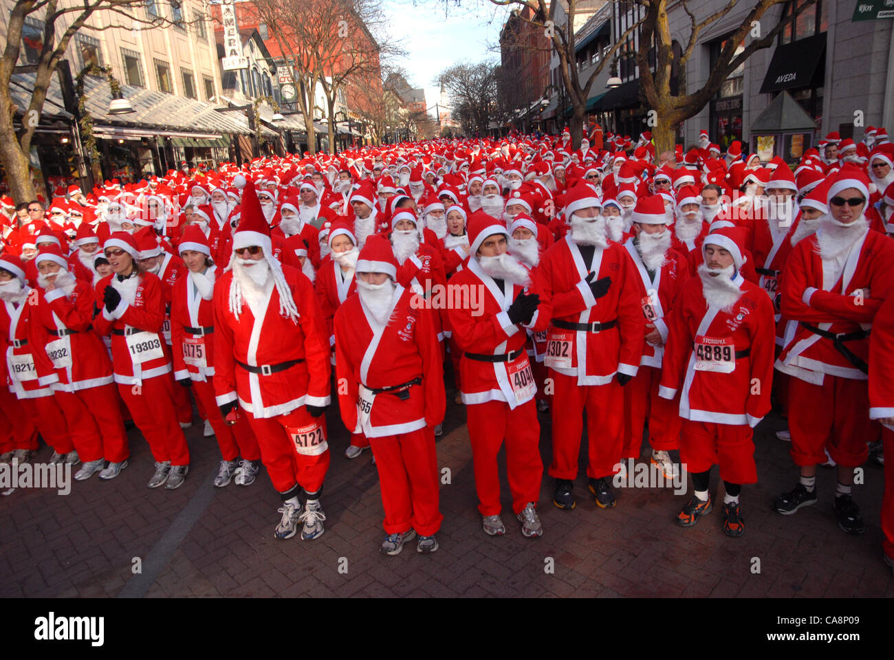 Circa 1200 partecipanti in Burlington, Vermont, U.S.A. Santa gara attesa per l'inizio del 5 k gara in Vermont Queen City il 4 dicembre, 2011. Proventi vanno a fare un desiderio Foundation, che benefici cancro infantile. Sandy Macys/Alamy foto Foto Stock