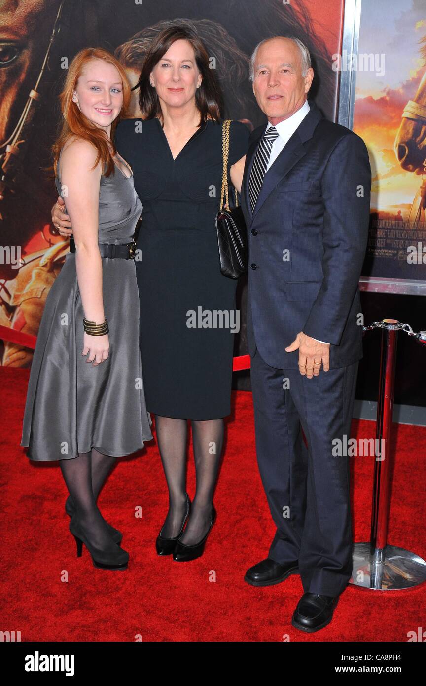 Valutazione, Kathleen Kennedy, Frank Marshall presso gli arrivi per War Horse Premiere, Avery Fisher Hall presso il Lincoln Center di New York, NY Dicembre 4, 2011. Foto di: Gregorio T. Binuya/Everett Collection Foto Stock