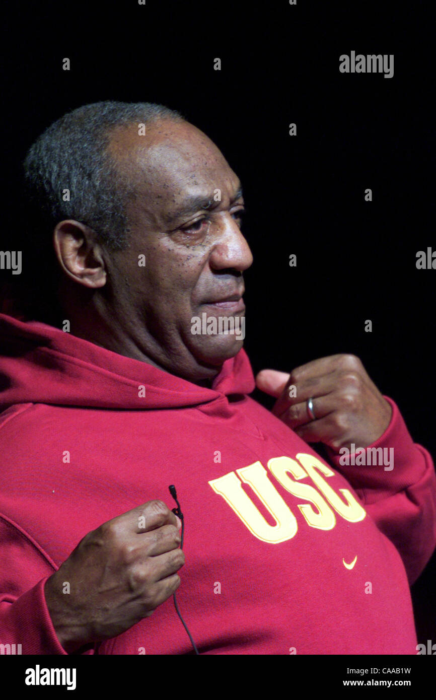 Jan 11, 2003 - Irvine, CA, Stati Uniti d'America - Attore, autore e comico Bill Cosby indossando (USC) University of Southern California felpa con cappuccio dà un stand up comedy prestazioni per un pranzo casa all'Orange County Performing Arts Center. (Credito Immagine: © Ruaridh Stewart/ZUMApress) Foto Stock