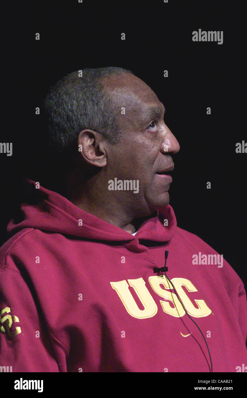 Jan 11, 2003 - Irvine, CA, Stati Uniti d'America - Attore, autore e comico Bill Cosby indossando (USC) University of Southern California felpa con cappuccio dà un stand up comedy prestazioni per un pranzo casa all'Orange County Performing Arts Center. (Credito Immagine: © Ruaridh Stewart/ZUMApress) Foto Stock