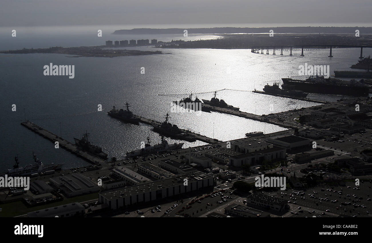 Stazione navale di San Diego, mostrato in primo piano, guadagno oltre un migliaio di posti di lavoro in un annuncio di BRAC consegnato venerdì mattina. Al Centro Medico Navale perderanno oltre un migliaio. UT/Giovanni Gastaldo Foto Stock