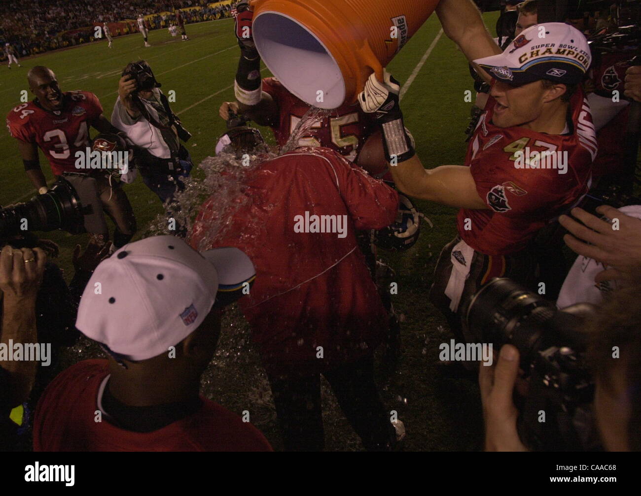 (Pubblicato il 01/27/2003, SB-13) GASpostAx041 Foto: Giovanni Gastaldo John Lynch (Torrey Pines alta grad) scarica un secchio di acqua su pullman Jon Gruden dopo la Bucs su 48-21 Foto Stock