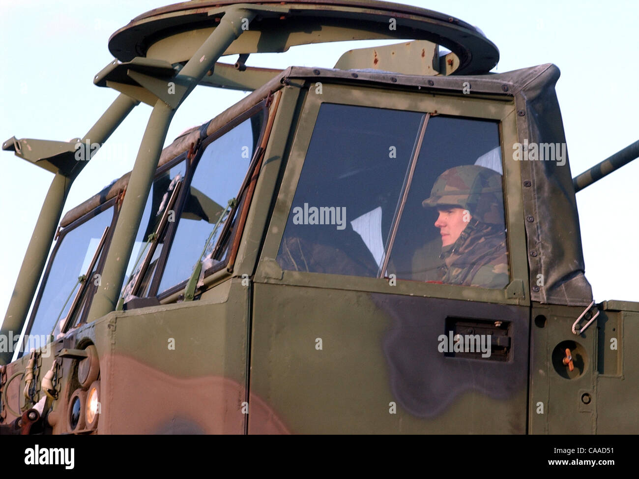 Feb 07, 2003 - Fort Thomas, Kentucky, Stati Uniti d'America - Il 478th ingegnere di combattimento battaglione della U.S. Esercito di riserva, Fort Thomas KY, è stato chiamato a servizio attivo per la prima volta nella sua storia. I 400 soldati del battaglione stanno facendo i preparativi per la partenza per Fort Campbell, KY dove verranno ricev Foto Stock