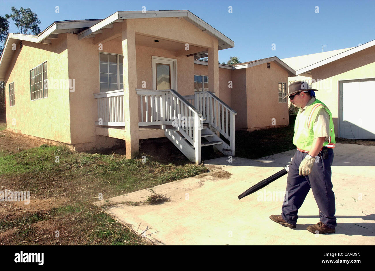 (Pubblicato il 12/05/2003, NC-1, NI-1) SLfreehouse214857x004/Dec 3---Il Rincon del Diablo acqua comunale distretto in Escondido sta cercando di sbarazzarsi di una casa sulla proprietà che possiede, ma non ha ancora trovato un acquirente. Ora, il distretto ha deciso di dare la casa lontano da chi pagherà per muovere i Foto Stock