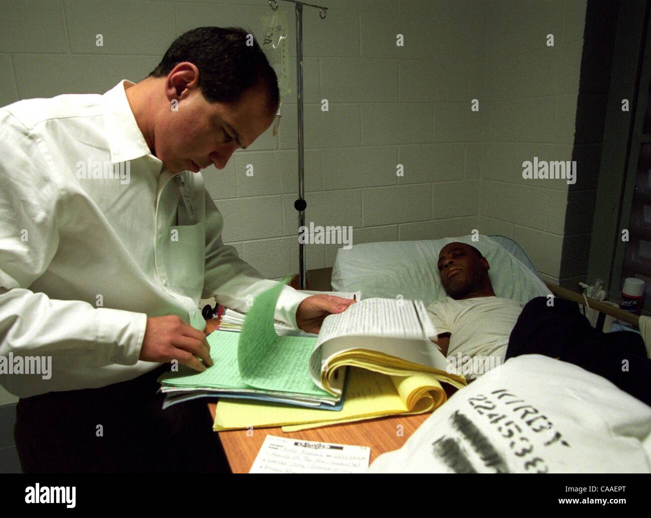 Mar 15, 2003 - Huntsville, AL, USA - ogni uomo in Alabama sistema carcerario noto per avere l AIDS è confinata a un convertito vecchio magazzino con alta, leaky soffitti e letti a castello così vicini che favoriscono l'infezione tra affetti da AIDS, condannati a calcare correzionali Facility. Più th Foto Stock