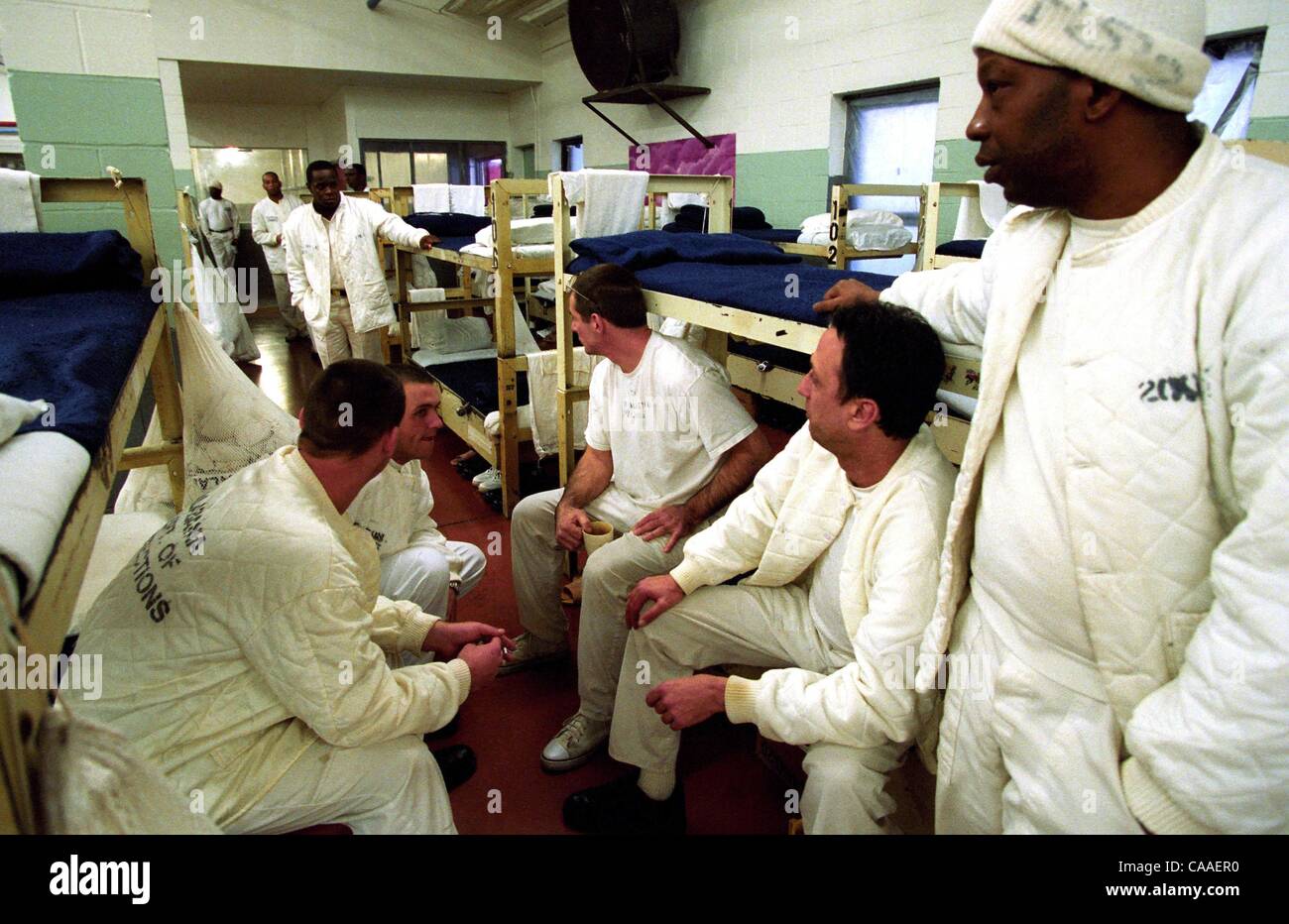 Mar 15, 2003 - Huntsville, AL, USA - ogni uomo in Alabama sistema carcerario noto per avere l AIDS è confinata a un convertito vecchio magazzino con alta, leaky soffitti e letti a castello così vicini che favoriscono l'infezione tra affetti da AIDS, condannati a calcare correzionali Facility. Più th Foto Stock