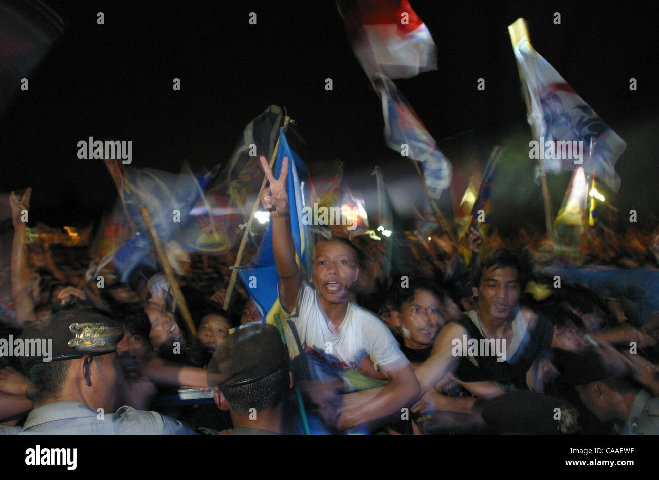 BOGOR, West Java, Indonesia Marzo 19, 2003 indonesiano al fenomeno rock Slank esegue in un luogo esterno a Bogor, Java, Indonesia la notte del 19 marzo 2003. Il gruppo con i suoi cinque membri della band è sopravvissuto il tumoltious Suharto anni dove hanno suonato la metropolitana esprimendo il loro sdegno una Foto Stock