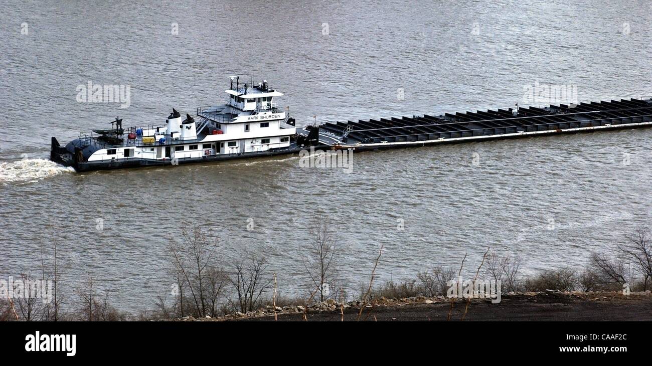 Mar 25, 2003 - Cincinnati, Ohio, Stati Uniti d'America - Il marchio towboat Shurden rende la sua strada giù per il fiume Ohio passando un Boat Harbour a Dayton Kentucky. Oltre 239 milioni di tonnellate di merci sono trasportate su chiatte annualmente sul fiume Ohio. Un tipico 15 chiatta può trainare il trasporto del carico equivalente di 870 semi- Foto Stock