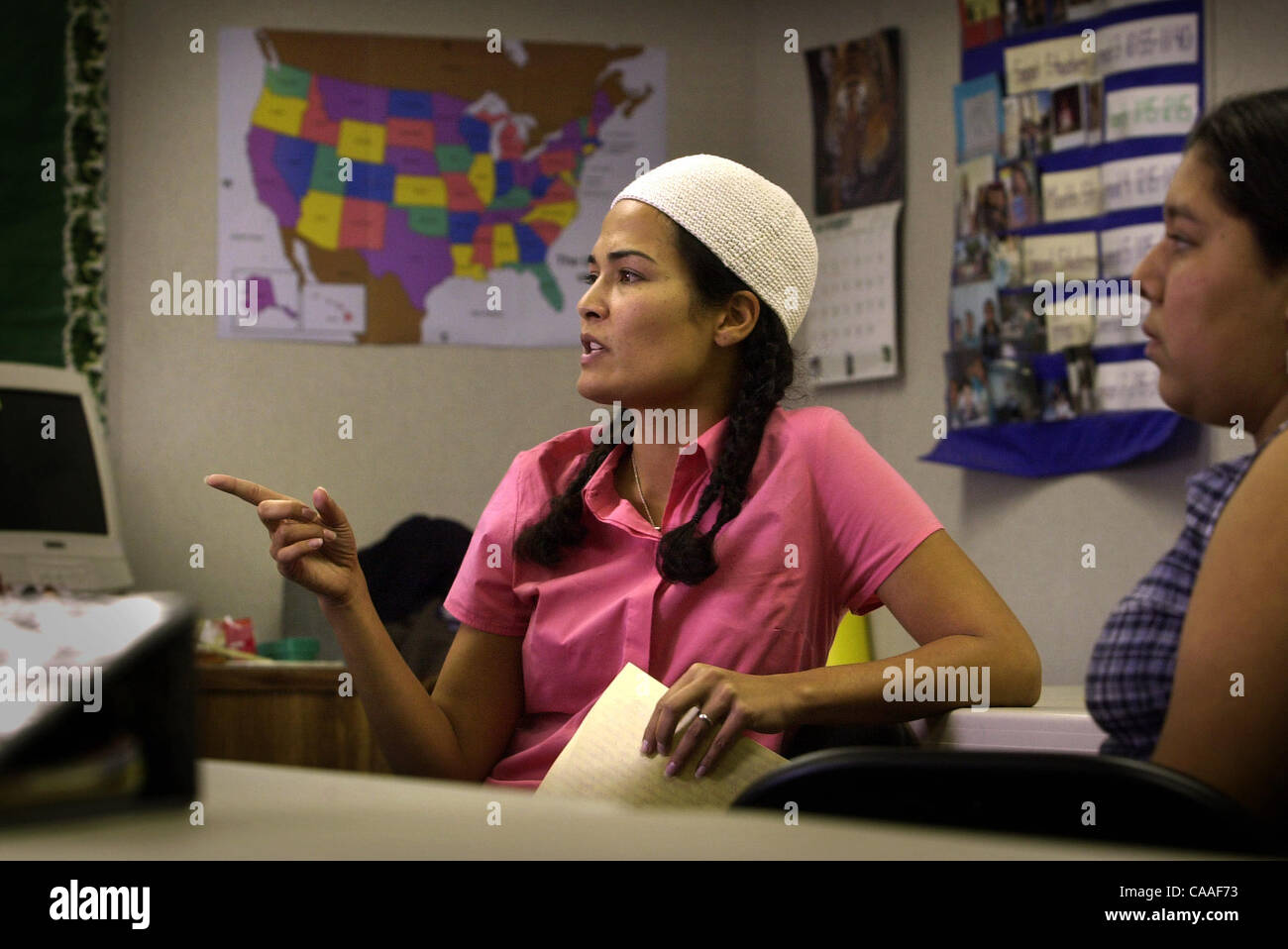 (Pubblicato il 12/23/2002, A-12) insegnante Donna Krager fatto un punto al suo ottavo grado di storia la classe a tutte le tribù indiane americane scuola charter nel centro della valle del Rincon indiano prenotazione. Foto Stock