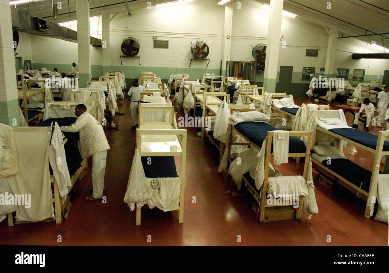 Mar 15, 2003 - Huntsville, AL, USA - ogni uomo in Alabama sistema carcerario noto per avere l AIDS è confinata a un convertito vecchio magazzino con alta, leaky soffitti e letti a castello così vicini che favoriscono l'infezione tra affetti da AIDS, condannati a calcare correzionali Facility. Più th Foto Stock