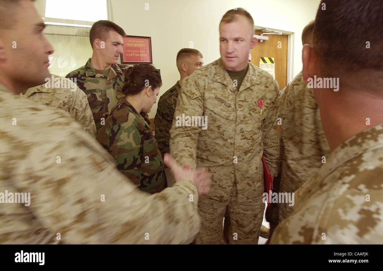 (Pubblicato il 02/22/2004; B-3:3,2,1; UTS1790741) Capt. David Hudspeth accetta congratulazioni da colleghi ufficiali e marines della lst LAR Bn dopo che egli è stato premiato con la Stella di Bronzo per le sue azioni durante la guerra in Iraq. Hudspeth tornino in Iraq con il suo battaglione di nuovo questo Feb. Earnie Grafton/UT Foto Stock