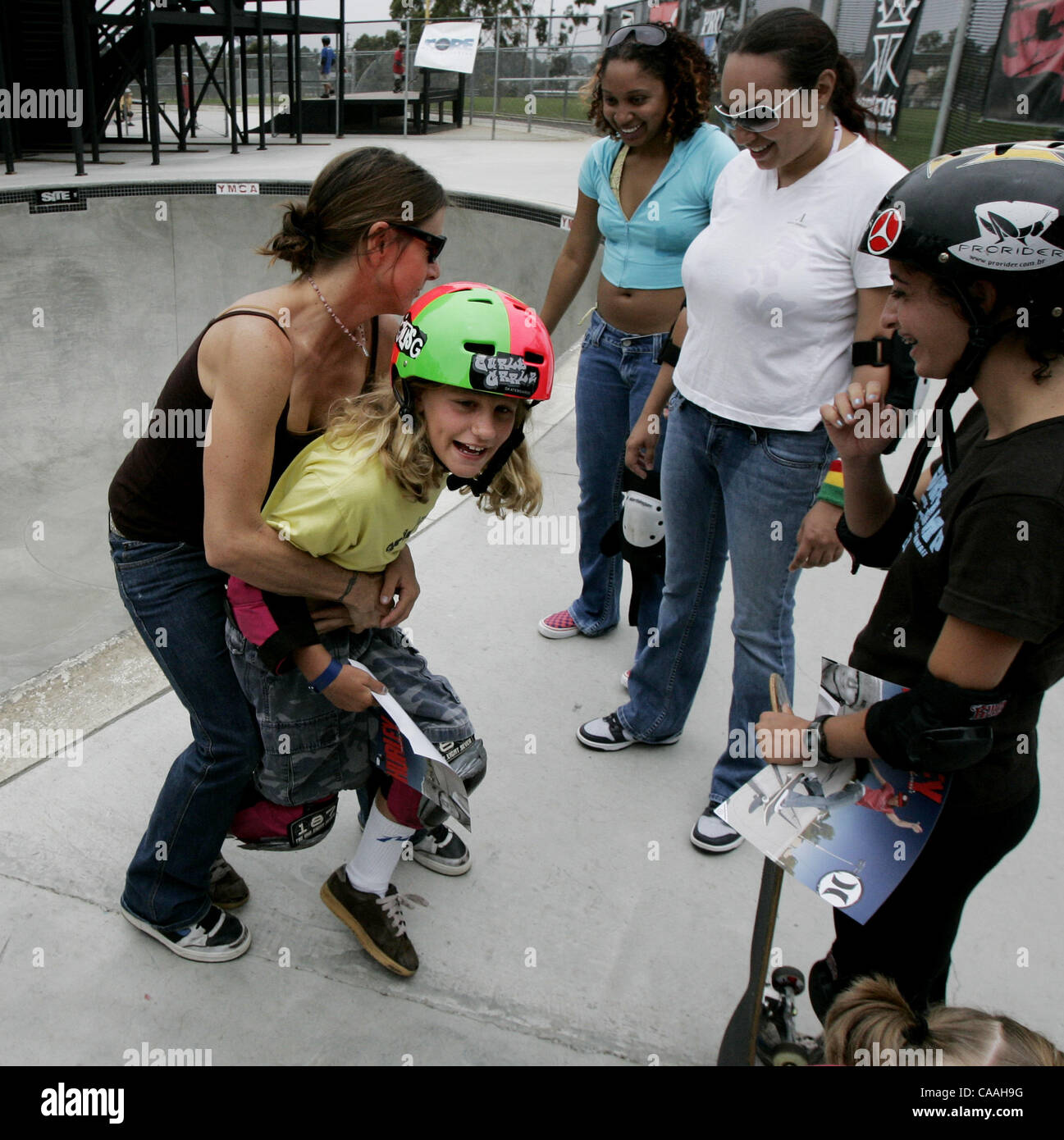 Pro skater Cara Beth Burnside (sinistra) i cavalli intorno con skater Lea Taylor, 9, al YMCA di Encinitas lunedì durante tutta la ragazza Skate Jam surf e skate Camp. UT foto di Eduardo Contreras Foto Stock