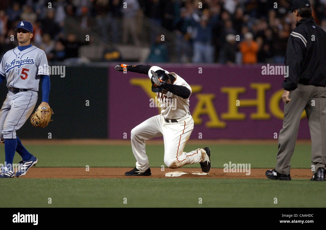 San Francisco Giants sinistra fielder Barry Bonds ottiene il suo cinquecentesimo carriera base rubati in undicesimo inning al Pac Bell Park a San Francisco, California Lunedì 23 Giugno, 2003. (EDDIE LEDESMA/volte) Foto Stock