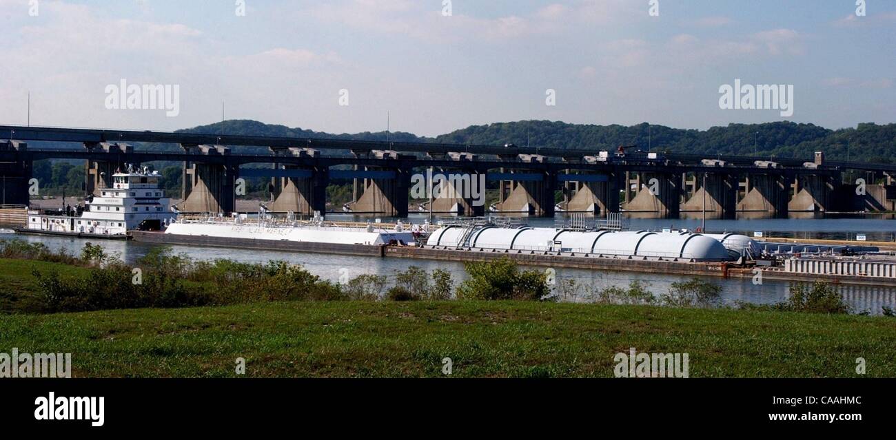 Jul 01, 2003 - Varsavia, Kentucky, Stati Uniti d'America - Il towboat Warren W. Hines si sposta verso l'alto-fiume dalla Markland serrature e Dam, che si trova sul fiume Ohio a mile 531.5. Oltre 239 milioni di tonnellate di merci sono trasportate su chiatte annualmente sul fiume Ohio. Un tipico 15 barge matassa può trasportare la macchina Foto Stock