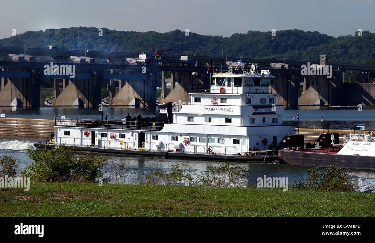 Jul 01, 2003 - Varsavia, Kentucky, Stati Uniti d'America - Il towboat Warren W. Hines si sposta verso l'alto-fiume dalla Markland serrature e Dam, che si trova sul fiume Ohio a mile 531.5. Oltre 239 milioni di tonnellate di merci sono trasportate su chiatte annualmente sul fiume Ohio. Un tipico 15 barge matassa può trasportare la macchina Foto Stock